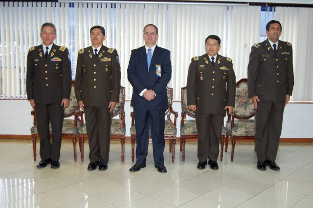 POLICIA NACIONAL CONDECORA AL EMBAJADOR SELA